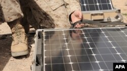 美军在战场配置便携式太阳能系统。(照片来源:美国军方)