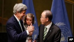 美国国务卿克里(左)与联合国秘书长潘基文在联合国总部