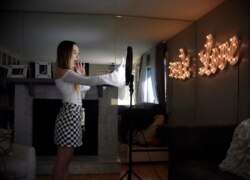 2018年2月28日康涅狄格州韦瑟斯菲尔德中学生使用合并到中国视频共享应用程序TikTok中的Musical.ly进行口型同步操作。