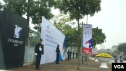 特朗普总统下榻的越南河内JW万豪酒店门口警备森严。酒店内部禁止任何形式的拍照与录像,进入酒店并要经过安全检查。(美国之音黄耀毅拍摄 )