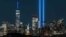 Patung Liberty di New York berhiaskan sinar lampu dalam peringatan 11 September 2021. (ROBERTO SCHMIDT / AFP)