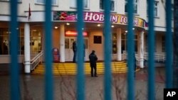 俄罗斯议会选举周日在严密控制下举行,莫斯科警方拘留了几位记者,骇客的袭击使独立性选举观察组织Golos的网站瘫痪