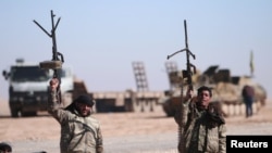 叙利亚民主力量(SDF)的战士守卫在叙利亚拉卡市。(2017年6月3日)