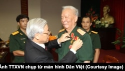 Năm 2013, Tổng Bí thư Nguyễn Phú Trọng đã trao Huy hiệu 75 năm tuổi Đảng cho Đại tướng, nguyên Chủ tịch nước Lê Đức Anh. (Ảnh: TTXVN)