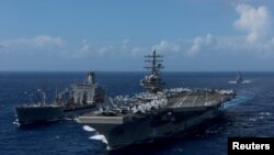 美国核动力航空母舰里根号(USS Ronald Reagan)在朝鲜半岛西南部水域进行海上补给 (资料照:2017年10月9日)