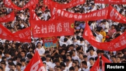 2018年6月3日,高考之前,中国河南省驻马店一所高中的毕业典礼上,学生打出的标语有“全村的希望”“青春张扬”“数我最强”。