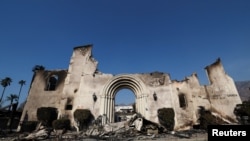 2025年1月10日,在加利福尼亚州阿尔塔迪纳遭受毁灭性的伊顿大火侵袭的地区,被烧毁的阿尔塔迪纳社区教堂惨景。