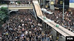 香港民主派组织民间人权阵线发起大游行,要求港府正式撤回《逃犯条例》,以及设立独立委员会调查警民冲突。(2019年7月21日)