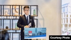 郑文杰(Simon Cheng ) 在英国驻港总领事馆参与投资暨贸易政策说明会上(照片来源: 郑文杰2018年11月15日脸书贴文)