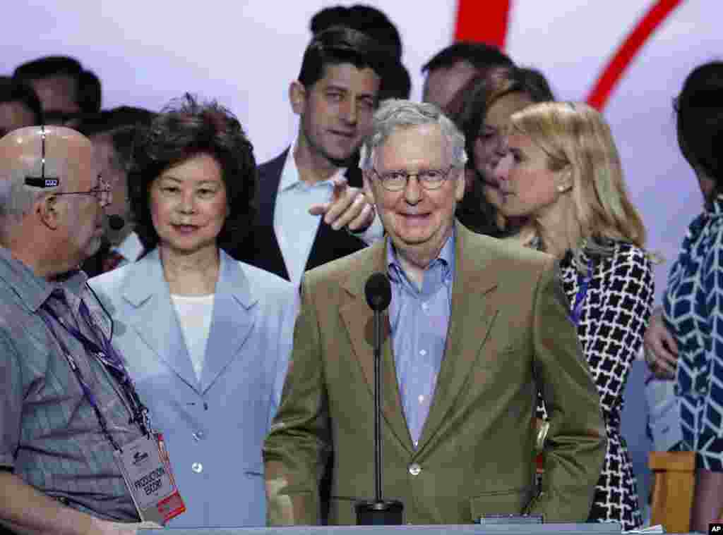 在美国共和党代表大会上,美国国会参议院多数党领袖麦康奈尔和夫人赵小兰以及众议院议长瑞安(后排,中)在一起(2016年7月17日)。赵小兰曾在里根总统任内担任海事署副署长,在老布什总统任内担任交通运输部副部长,在小布什总统任期内担任劳工部长,是美国第一个担任联邦政府部长的亚裔女性。