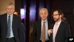 白宫贸易顾问纳瓦罗(左二)离开北京的酒店前去与中国官员进行贸易会谈。(2018年5月4日)