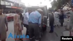 喀布尔机场炸弹袭击事件发生后,一些受伤的人被送入喀布尔一家医院。(2021年8月26日)