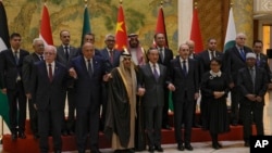 资料照片:五个阿拉伯和穆斯林国家的外长在北京与中国外长王毅讨论中东问题。(2023年11月20日)