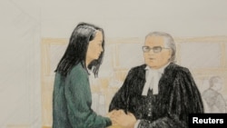 孟晚舟和她的律师周一在法庭上。为了让孟晚舟获得保释,她的律师戴维·马丁提出愿意接受严格的监控措施作为保释条件。(2018年12月10日)