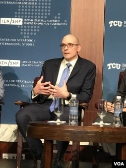 美国中央情报局东亚与太平洋使命中心副助理主任柯林斯2019年3月20日在战略与国际研究中心有关中国崛起的研讨会上发言(美国之音莉雅拍摄)