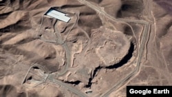 显示的被美军空袭前的伊朗福尔多核设施的卫星图片。