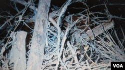 远藤誉二十世纪90年代初回长春时,在卡子旧址依然可见到当年铁丝网残痕并“照样那么脏”,令她触目惊心(美国之音歌篮拍摄)