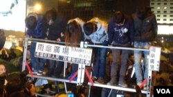 双学代表周一晚在金钟主台鞠躬致歉(美国之音海彦拍摄)