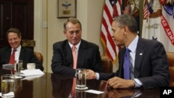 Tổng thống Barack Obama bắt tay Chủ tịch Hạ viện John Boehner (giữa) trong một buổi họp tại Tòa Bạch Ốc