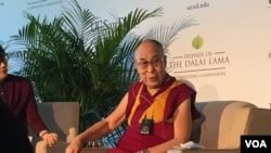 2017年6月17日,达赖喇嘛在加州大学圣迭戈分校毕业典礼讲话前与媒体见面。(美国之音李逸华拍摄)
