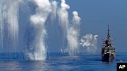 2014年9月17日台湾海军佩里级护卫舰年度汉光军事演习中发射对抗雷达的干扰箔