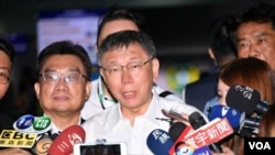 台北市长柯文哲在桃园机场接受媒体采访,他即将乘机前往上海,参加台北-上海双城论坛。(台北市政府提供,2019年7月3日)