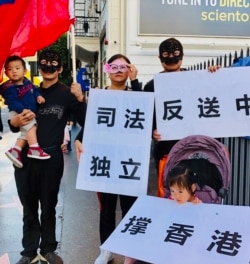 朱颜女士与先生郑光信(左一)带着两个年幼的孩子在好莱坞星光大道力挺香港。(美国之音2019年10月5日资料照)