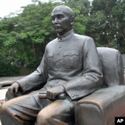 台北国父纪念馆庭院中的孙中山铜像