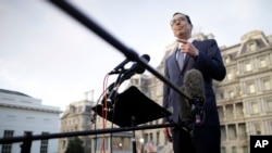 美国财政部长姆努钦在白宫外对媒体讲话。(2019年1月15日)