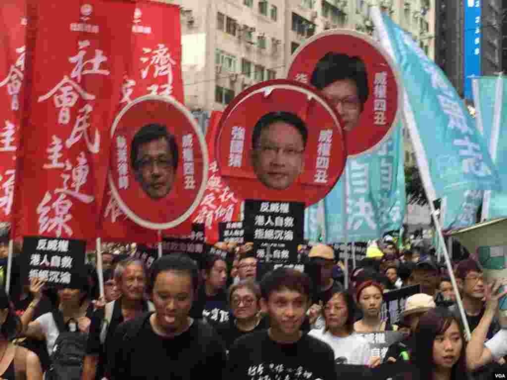 香港几十个政党和团体在中国十一国庆当天下午,举行反威权大游行,抗议政治打压,要求律政司司长袁国强下台。数以万计的港人走上街头,表达反对他们看来的来自北京和香港特区政府的威权打压。