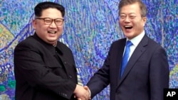 朝鲜领导人金正恩与韩国总统文在寅在板门店会晤 (资料照片)