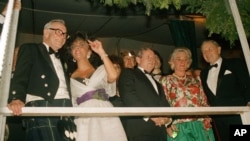 1987年5月29日,在福布斯杂志创刊70周年纪念活动中,出版家福布斯(左),电影明星伊丽莎白·泰勒(左二),大卫·洛克菲勒(右一)在帐篷里。(资料照片)