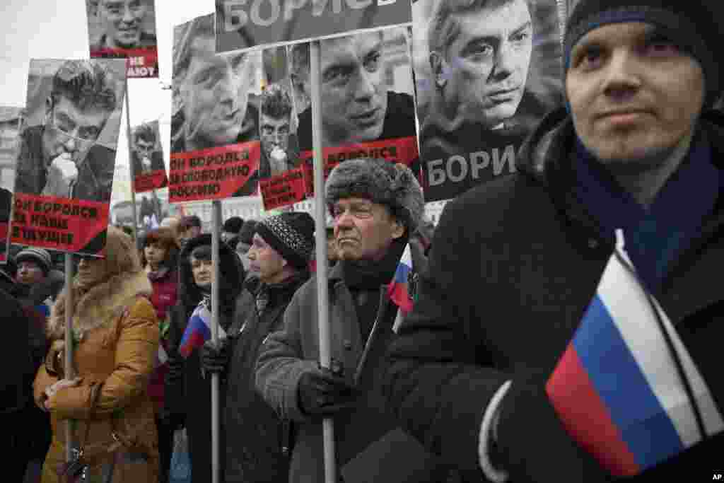 Người tuần hành cầm chân dung nhà lãnh đạo đối lập Boris Nemtsov, người đã bị bắn chết hôm thứ Sáu gần điện Kremlin, với hàng chữ "Ông đã đấu tranh cho tự do của một nước Nga, ông đã đấu tranh cho tương lai của chúng tôi!" tại Moscow, Nga, ngày 1/3/2015.