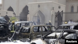 2015年5月29日沙特消防人员在达曼一座清真寺旁灭火,此前该地发生爆炸。