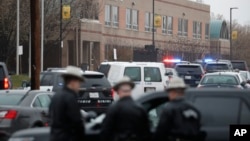 警察与联邦探员在马里兰州大米尔斯高中的枪击现场。(2018年3月20日)