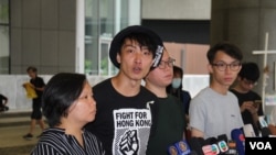 2019年6月24日民阵记者会上召集人岑子杰 (左二), 副召集人梁颍敏 (左一) 等人先后讲话。(美国之音申华拍摄)