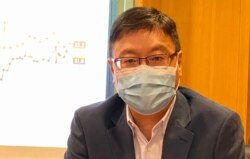 香港浸会大学政治及国际关系学系副教授陈家洛表示,港府3名保安系统高官被揭发出席豪华饭局,只是罚款了事,同类事件发生在英国,相关官员不足24小时已经道歉请辞 (美国之音/汤惠芸)