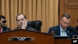 众议院司法委员会主席、民主党人纳德勒(中)等待听证会开始,司法部长巴尔拒绝到场。(2019年5月2日)