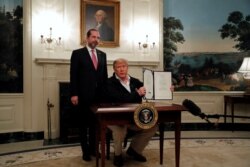 美国总统特朗普在白宫签署了国会通过的紧急抗疫拨款法案。(2020年3月6日)