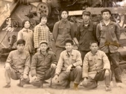 后排右二为鲁难,当时知识青年开拖拉机被认为是先进生产力的体现(鲁难提供图片)