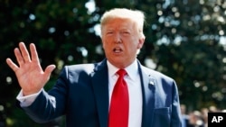 美国总统特朗普8月9日在白宫对记者发表谈话。