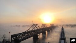 中国北韩之间的鸭绿江大桥,对岸为北韩新义州