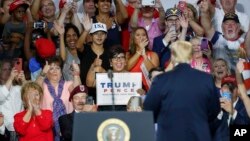 川普总统4号在俄亥俄的一次集会上