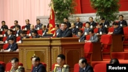 朝鲜朝中社发布的照片显示,朝鲜领导人金正恩在劳动党第八届全国代表大会上讲话。(2021年1月6日)