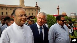 Bộ trưởng Quốc phòng Mỹ Chuck Hagel, giữa, trò chuyện với bộ trưởng Quốc phòng Ấn Độ Arun Jaitley tại New Delhi, 8/8/2014.