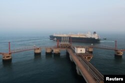 Kapal tanker gas alam cair (LNG) meninggalkan dermaga setelah dibongkar di terminal penerima PetroChina di Dalian, Provinsi Liaoning, China, 16 Juli 2018. (Foto: Reuters)