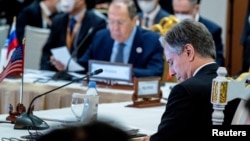 资料照:美国国务卿布林肯与俄罗斯外长拉夫罗夫在柬埔寨金边出席东盟外长会议。(2022年8月5日)