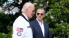 Presiden AS Joe Biden, yang mengenakan jaket timnas AS, berjalan bersama putranya Hunter Biden di Gedung Putih, Washington, pada 26 Juli 2024. (Foto: AP/Susan Walsh)