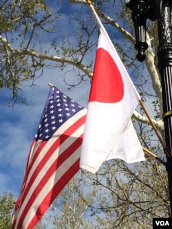 美国国务院同时升起美日国旗(美国之音图片)