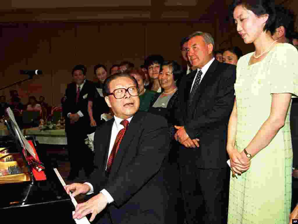 1998年7月3日,中国主席江泽民在哈萨克斯坦的阿拉木图的招待会上弹钢琴,用中文演唱哈萨克歌曲,哈萨克总统(右二)在旁边。这张图显示了江泽民的多才多艺和爱出风头爱表演,也许还有爱看美女,或者说海外记者爱捕捉江泽民看美女的镜头。据报道2017年两会的一个花絮是,中科院院士崔向群在江苏代表团发言时,盛赞江泽民当年力主在上海黄浦江上自行建桥,不引进日资,让中国桥梁建设突飞猛进。在两会上高官们纷纷表态拥护习核心的氛围下大夸前核心?有没有搞错?看到听众面露尴尬之色,崔向群意识到不对了,说“不好意思,文件打错了” 。原来崔向群拿错了稿子,拿了多年前的发言稿。